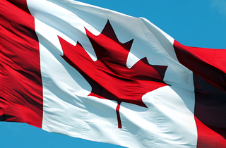 Une photo du drapeau canadien flottant dans le vent.